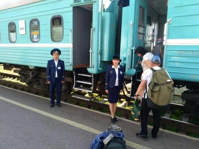 Поезд тараз. Достык ЖД станция. Поезд Шымкент Алматы. Павлодар Алматы поезд. Уральск Шымкент поезд.