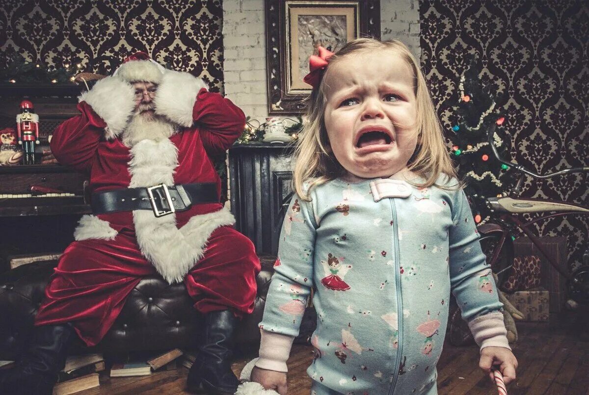 Дед мороз существует в реальной. Смешные новогодние фотосессии. Алиса дед Мороз существует. Дед Мороз в реальной жизни. Дед Мороз испугался.