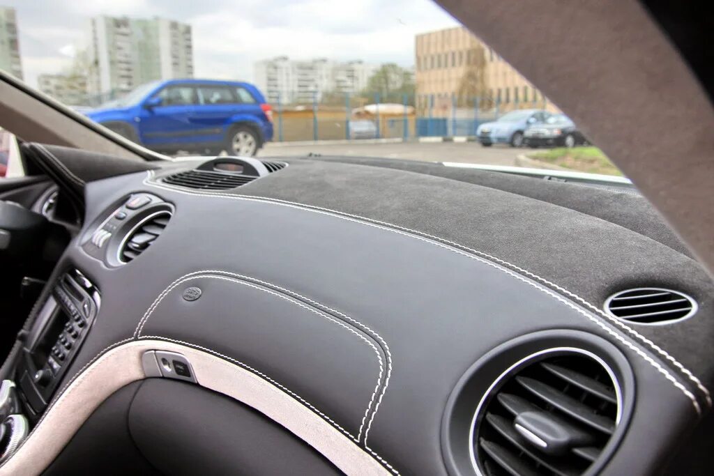 перетяжка панели авто. обтяжка торпедо кожей ауди а6. торпедо z4 e85 алькантара. кожаная торпеда киа спортейдж 3. обтяжка торпедо кожей.