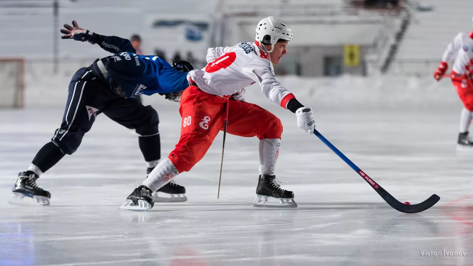 Bandy хоккей с мячом. БЕНДИ игра хоккей. Хоккеист БЕНДИ. Байкал-энергия Енисей. Русское бенди хоккей с мячом