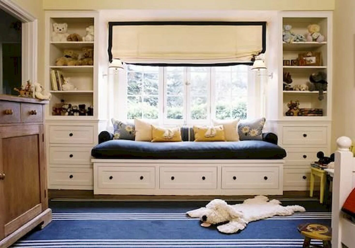 Подоконник диван в детской. Диванчик у окна в детской. Кровать вдоль окна. Мебель вокруг окна в комнате. Детского шкафа диваны