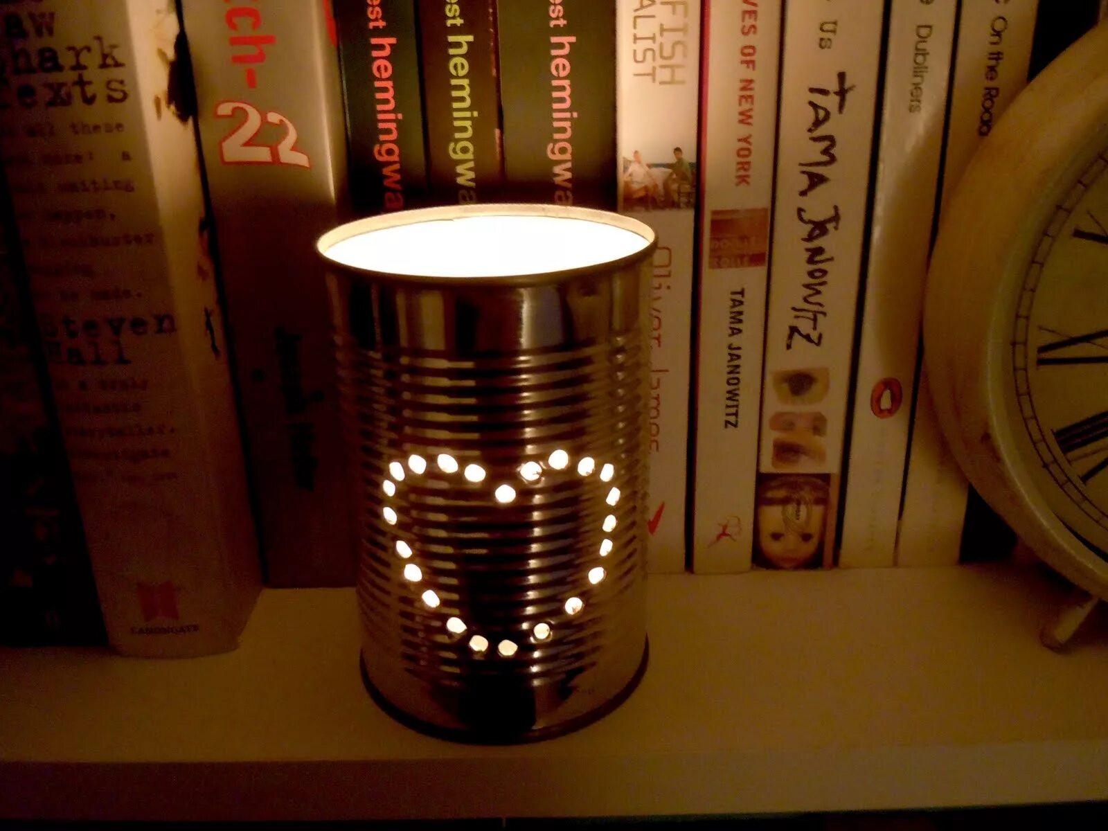 Что можно сделать из под банки энергетика. Светильник из жестяной банки Энергетика. Подсвечник из жестяной банки. Светильник из банки Энергетика монстр. Светильник из банок Энергетиков