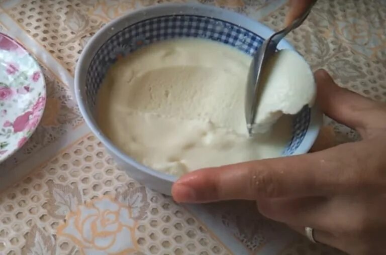 Мороженое из сливок без яиц. Домашний пломбир из молока. домашнее мороженое из молока. мороженое из молока, яиц и сахара. мороженое из молока без сливок.