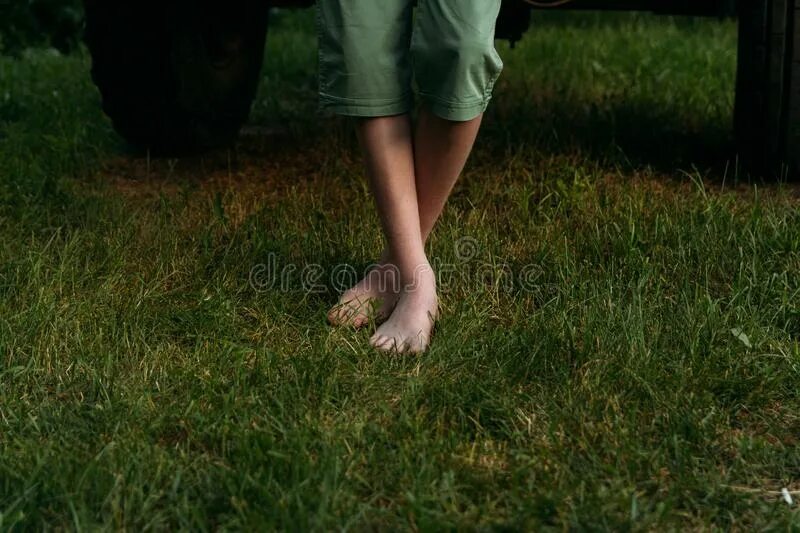 Босые ноги песня баста. Босой мальчик на траве. Зеленая трава босиком. Девушки в шортах и босиком по траве. Босые стопы на траве.