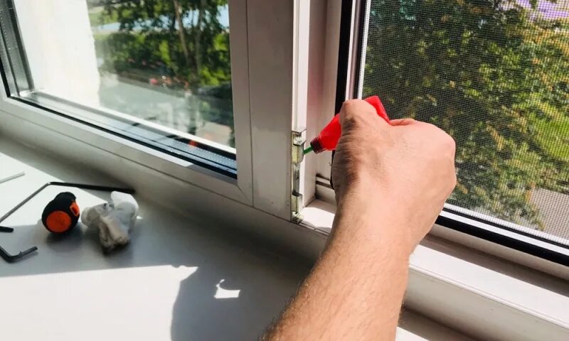 Снять окна на балконе. Для мытья оконных рам. Отвертки вентиляционная пластиковые окна внутри комнаты. Вынимаем стеклопакет из пластикового окна с балкона. Щели между раздвижными окнами.