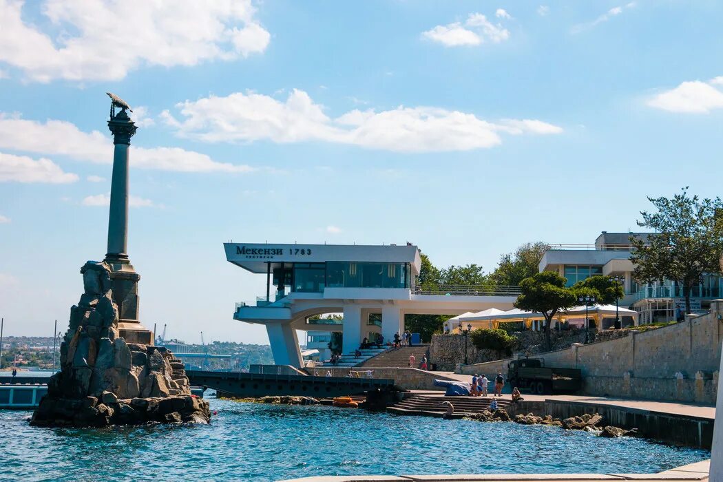 Ласточкино гнездо картина. Крымский полуостров алупка. Крымская кругосветка картинка. Поход крым. Скала золотые ворота крым.