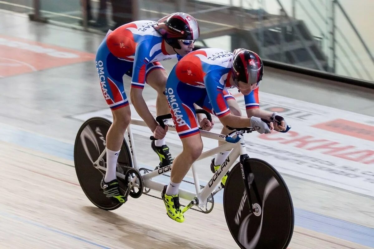 Велоспорт омск. Омский Велоцентр. Велоспорт гонки на треке с Вячеславом Екимовым. Омский Велоцентр борьба Россия.