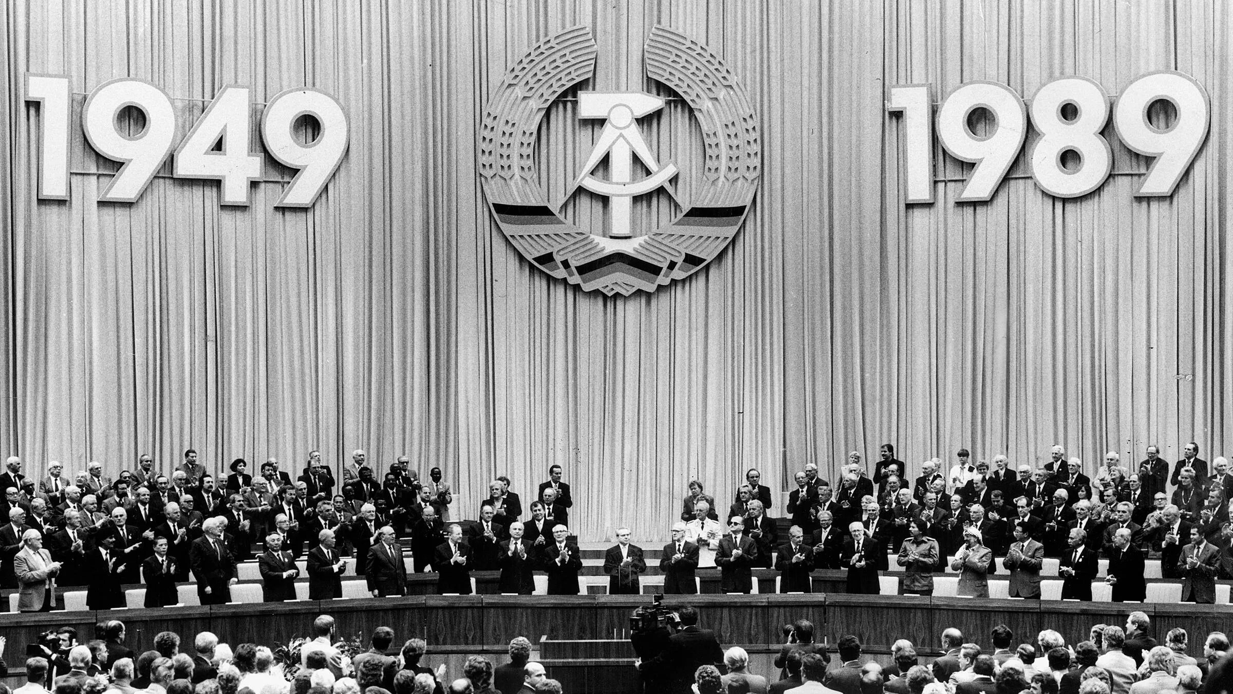 Гдр обсуждение. Дворец республики берлин гдр. дворец съездов гдр. государственный совет гдр. дворец республики гдр jpg.