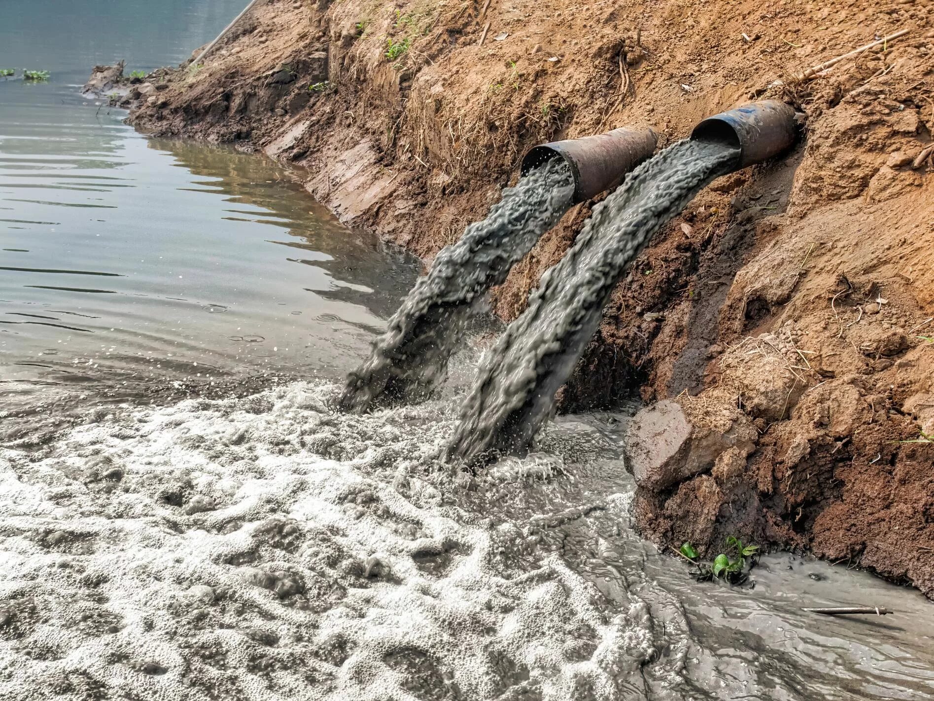 Экология водных объектов. Загрязненная река хим. Отходами. Сточные воды. Канализационные сточные воды.