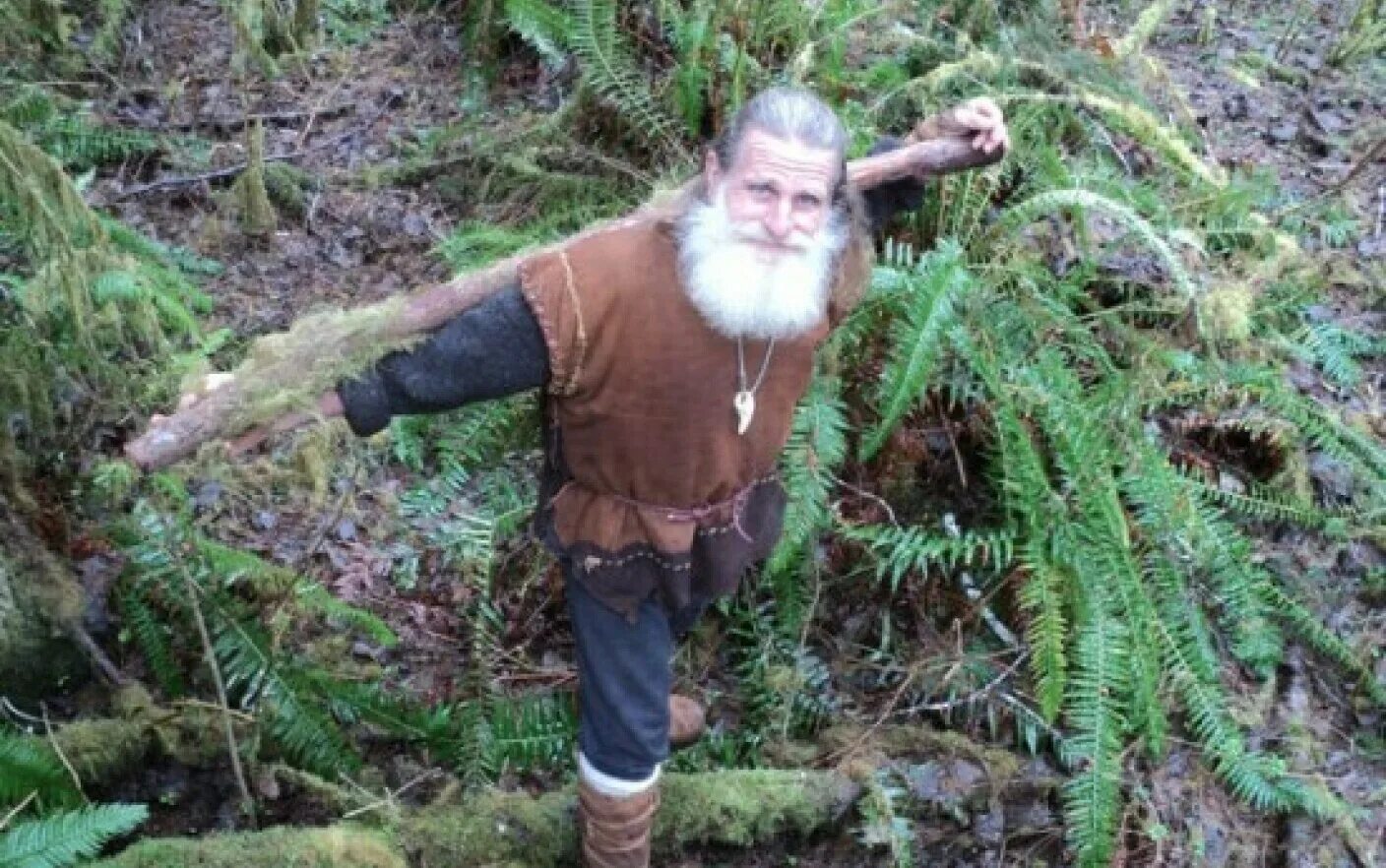 старик в лесу. тайга монамур. старичок с бородой. старик живет в лесу. дед в лесу.