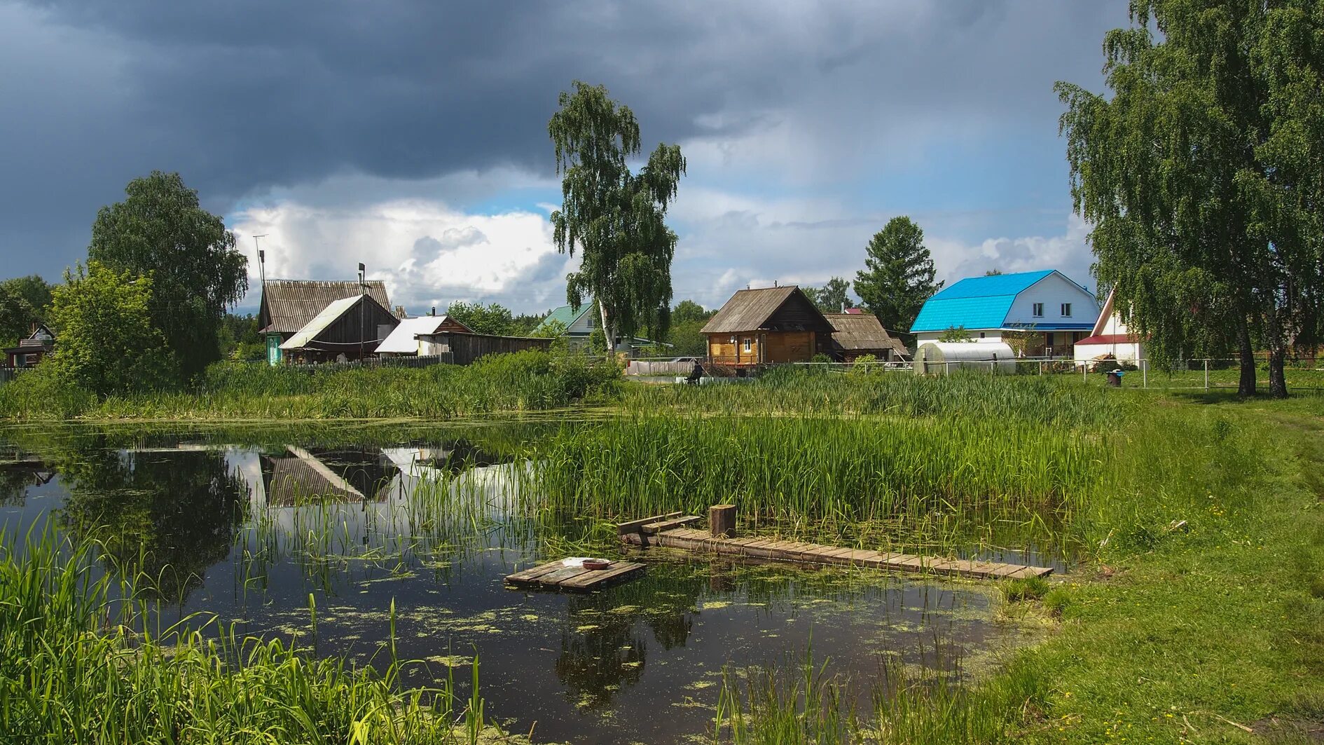 Лужи в деревне. Деревня лужа Ленинградская область. Лужицы село. Дома в деревне лужи Тверская область.