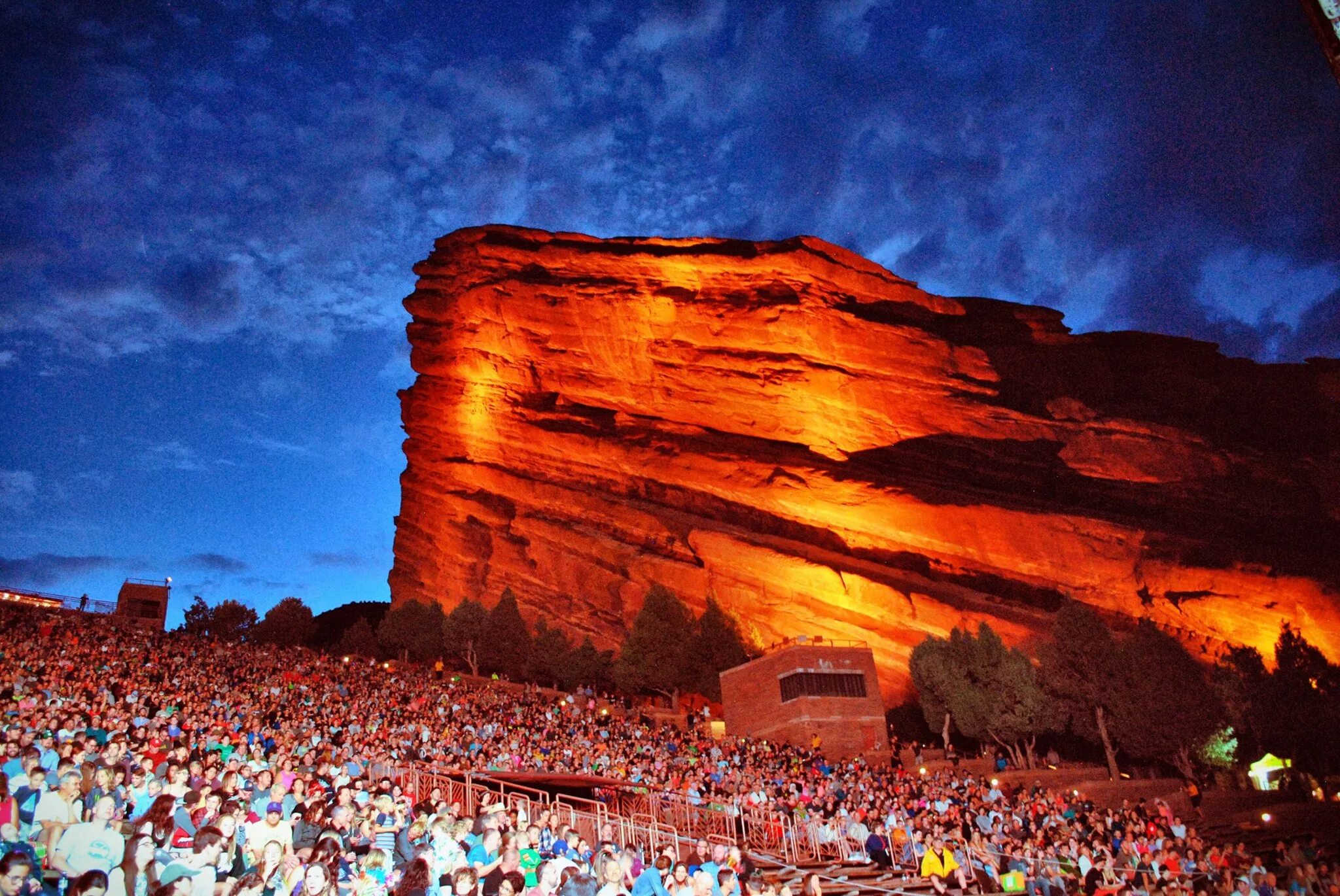 Форум ред рок. Концертный зал Red Rocks. Парк ред Рокс, Колорадо, США. Ред рок Аризона город. Red Rocks Красноярск.