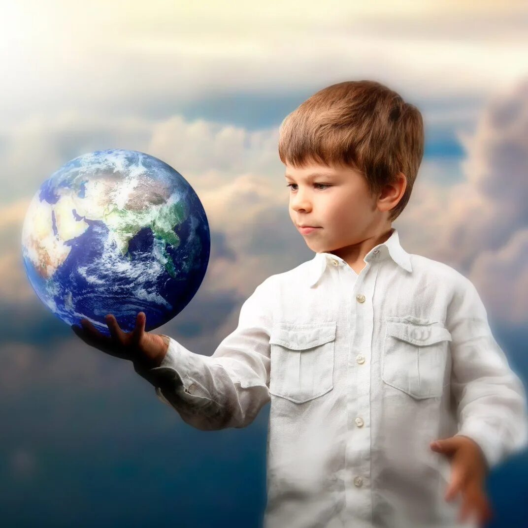 Вся земля может быть твоя. Планета земля для детей. Мальчик с глобусом. Ребенок познает мир. Дети будущее.