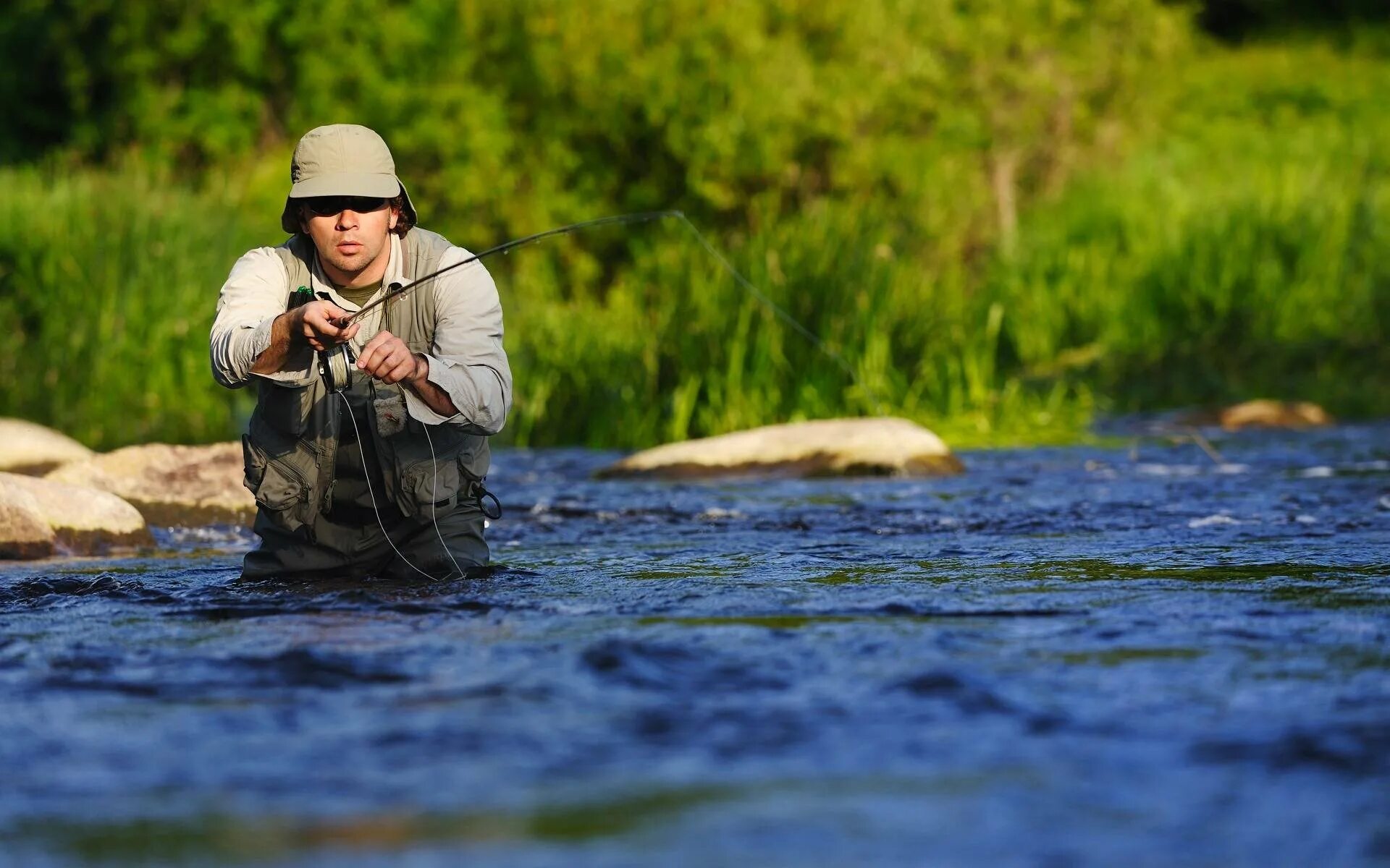 Рыбак зимой. Рыбак в свой опасный путь. Рыбак в свой опасный путь. Рыбак с рыбой. Рыбаки спасаются на зимней рыбалке.