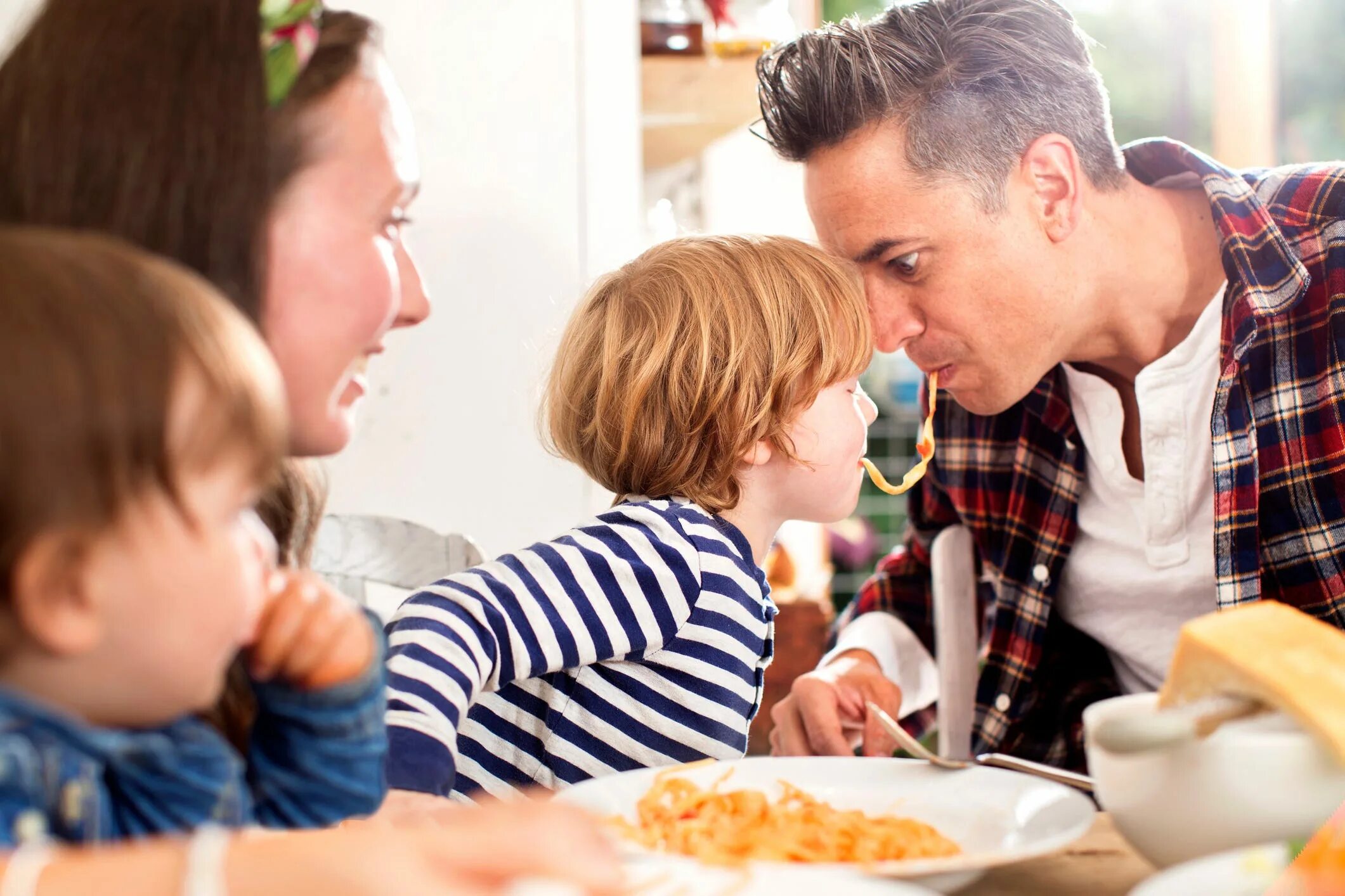 We re eating. Семейный завтрак. Девушка ест спагетти. We re eating. Наслаждение едой.