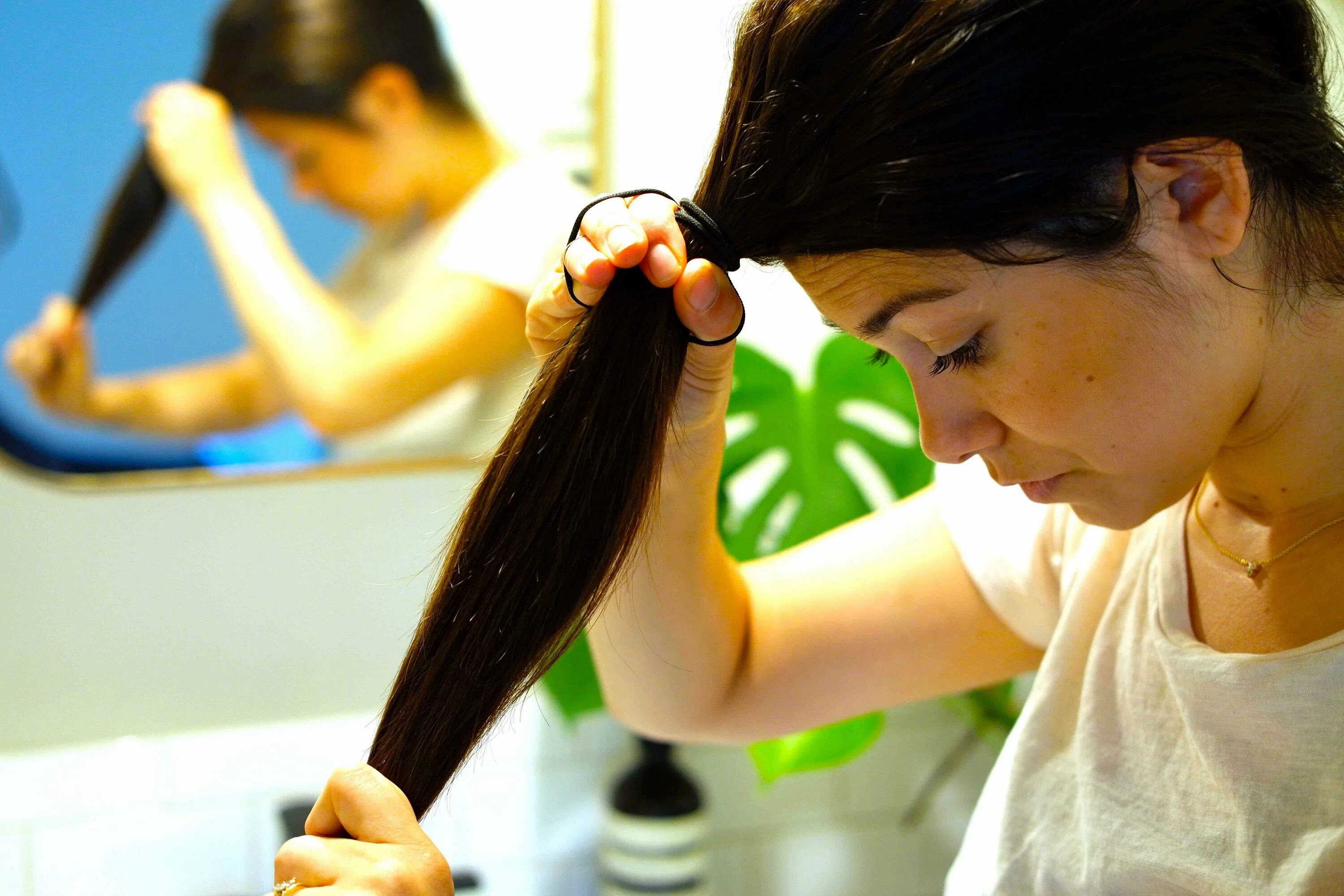 Стрижка волос. Стрижка волос с помощью хвостиков. Подстричься самой хвост. Обстриженные волосы. Как самому себе подравнять волосы
