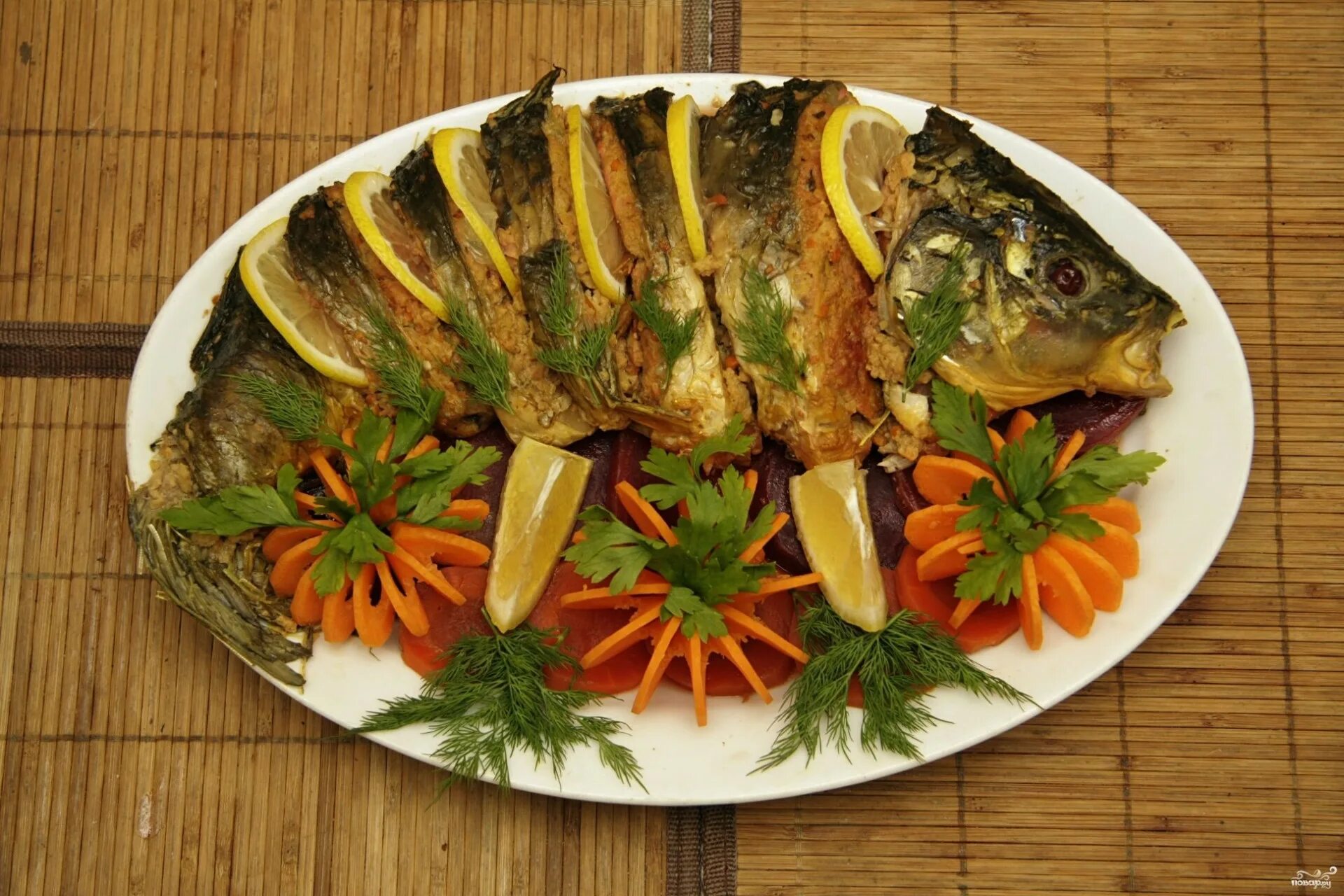 Жареная рыба с запеченными овощами. Фаршированная рыба "гефилте Фиш". Гефилте-Фиш (фаршированная рыба) ТТК. Фаршированная щука "гефилте Фиш". Фаршированная рыба Карп по-еврейски.