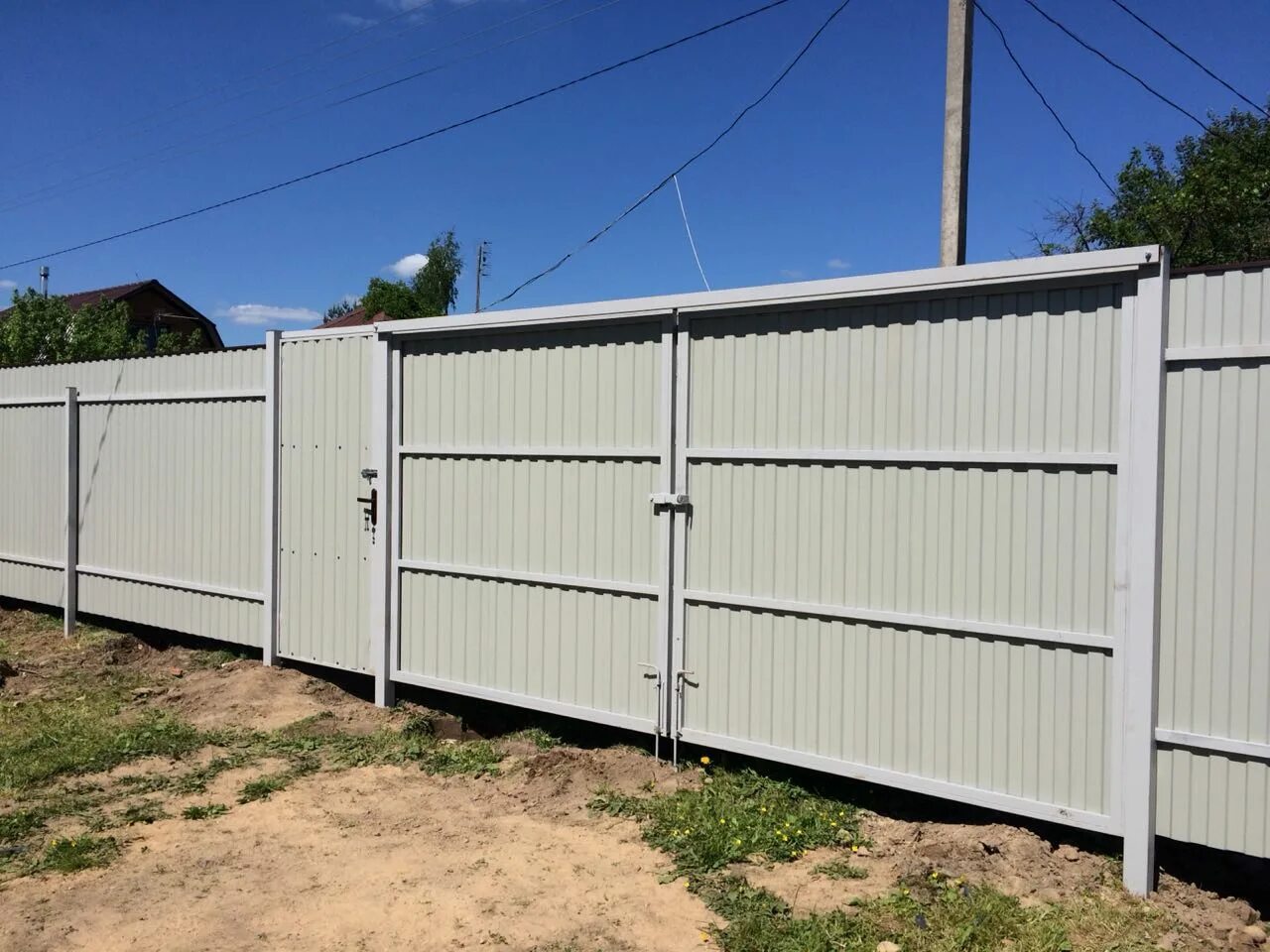 3д забор из металлоштакетника. Забор из профлиста. Забор из профлиста. Заборофф. Забор кирпич солома штакетник.