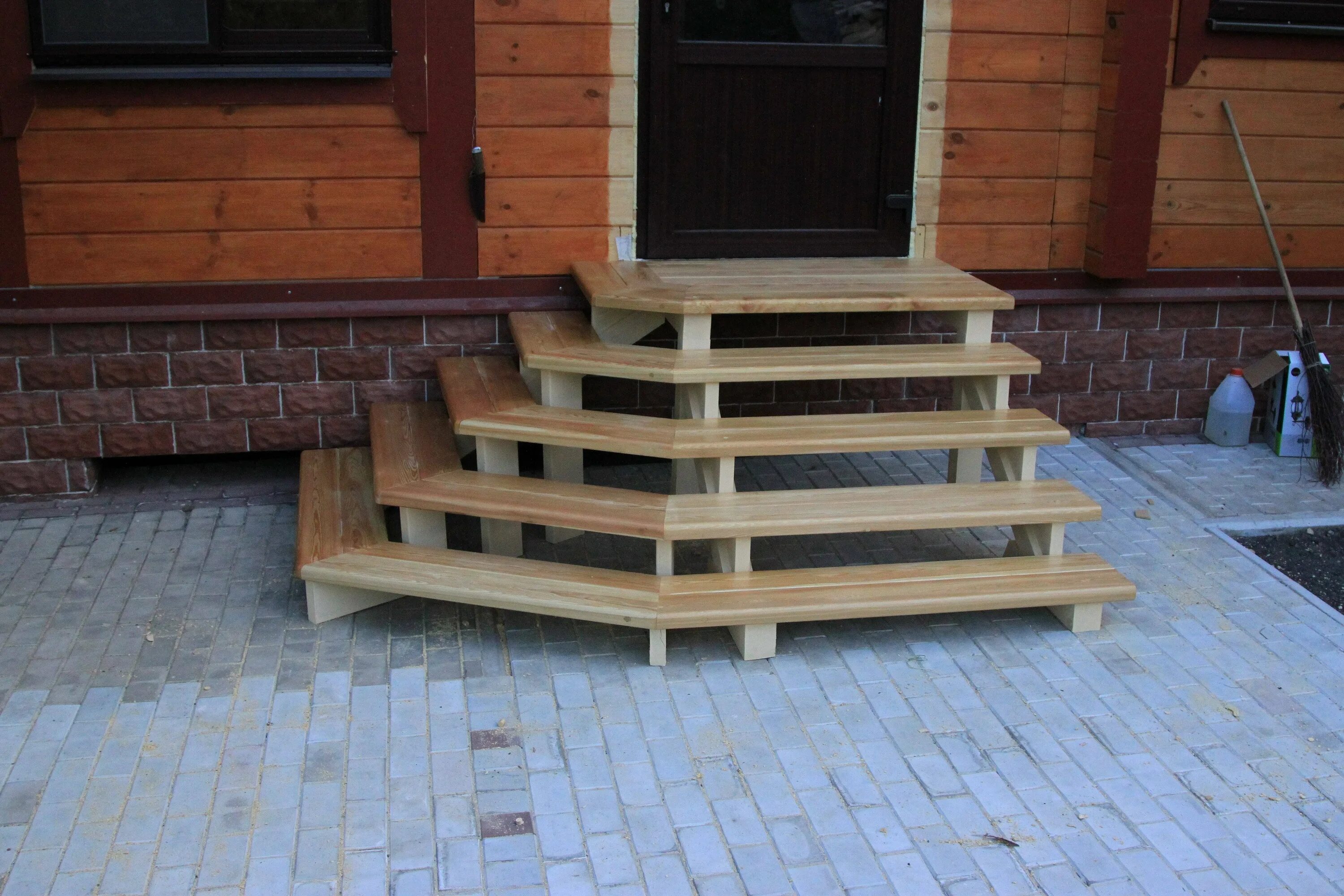 Входная деревянная лестница. Деревянный каркас для крыльца. Как сделать крыльцо из досок. Как сделать крыльцо из досок. Ступеньки для дачного домика.