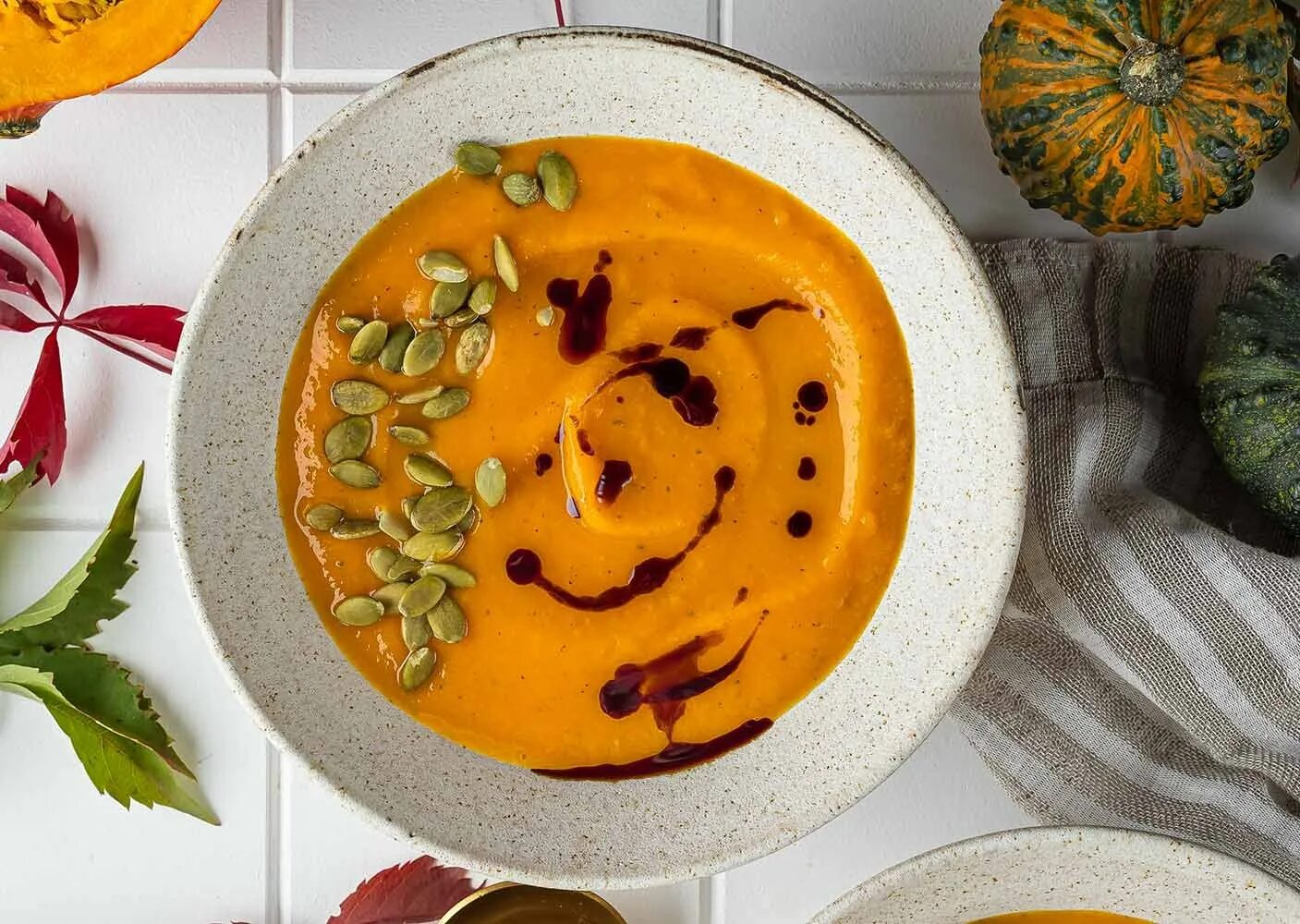 Суп из тыквы со сметаной. Суп консоме. Посуда для подачи супа-пюре. Суп крем из тыквы со сливками от ш п максима горького. Крем суп тыква кабачок.