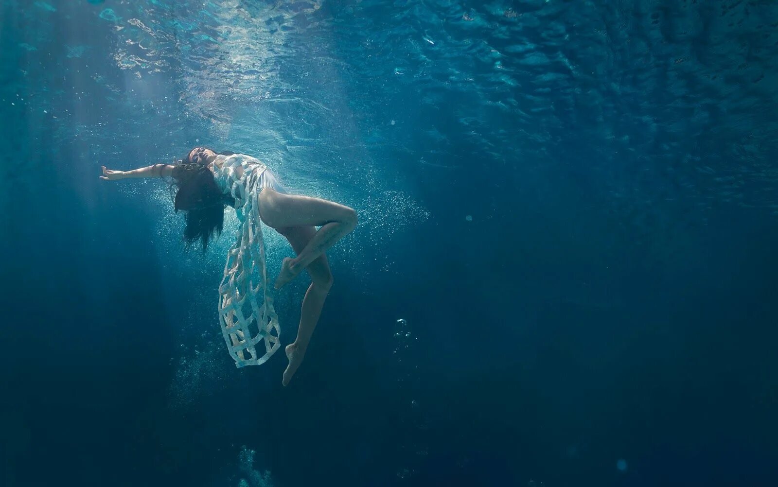 Вода падает в океане. Подводная фотосессия. Девочка под водой. Девушка под водой. Фотосессия под водой.