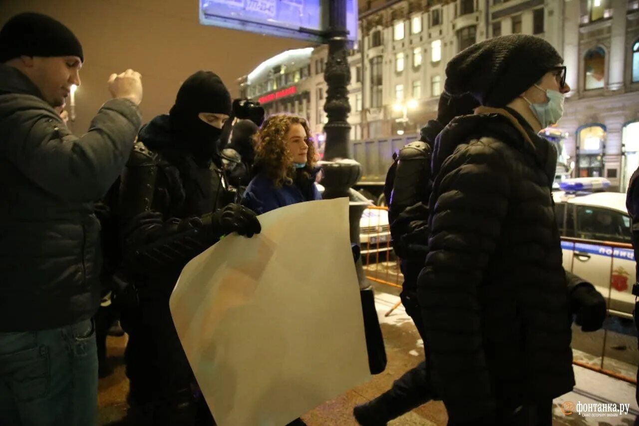 Прощание с навальным в петербурге. Митинг с пустым плакатом. Задержали с пустым плакатом. В Петербурге задержали девушку с плакатом. Пустой плакат арест.