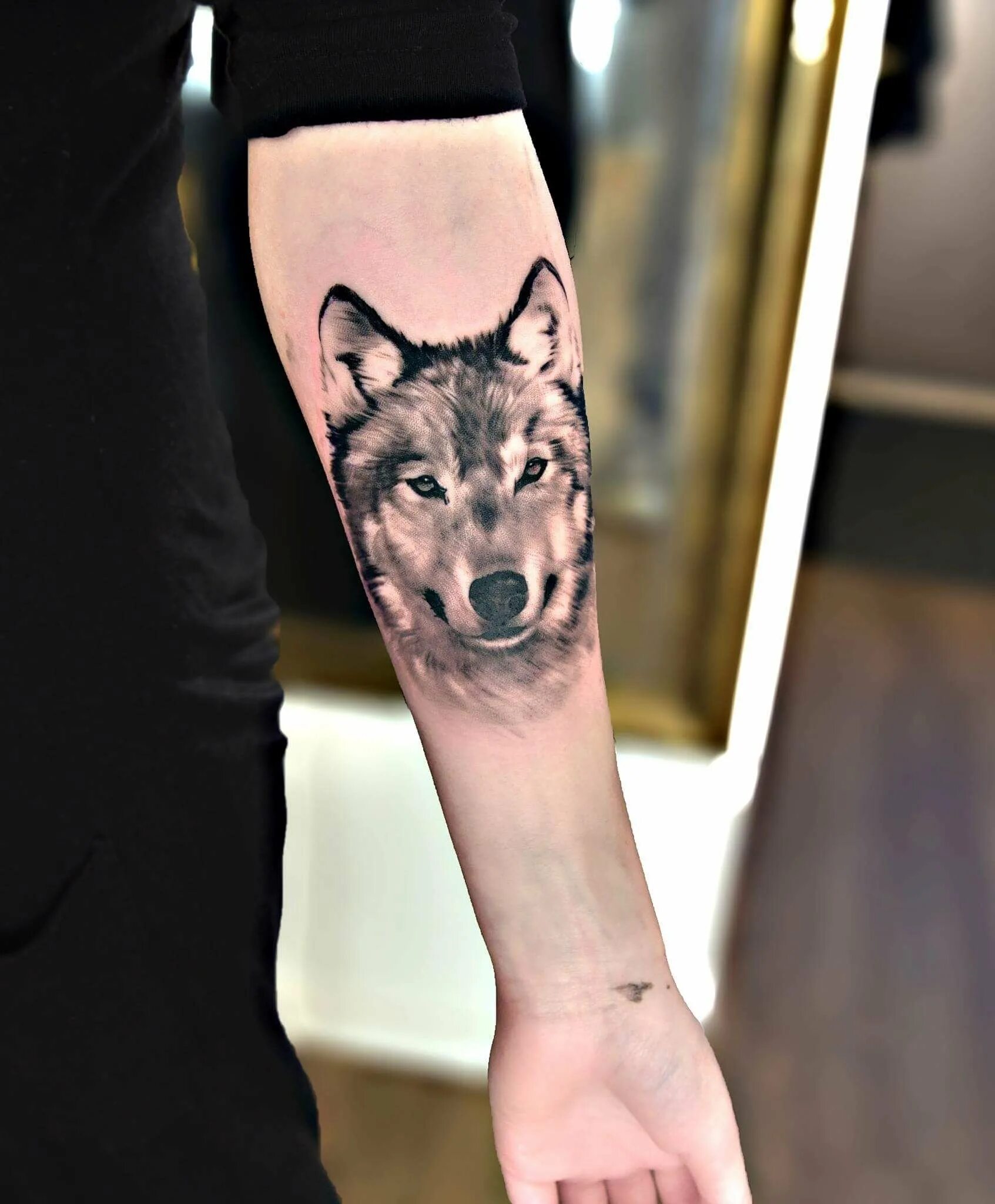 тату волка на кисти руки. тату на кисть руки для мужчин волк. маленькое тату волка. тату волка на руке небольшое. тату волк на запястье.