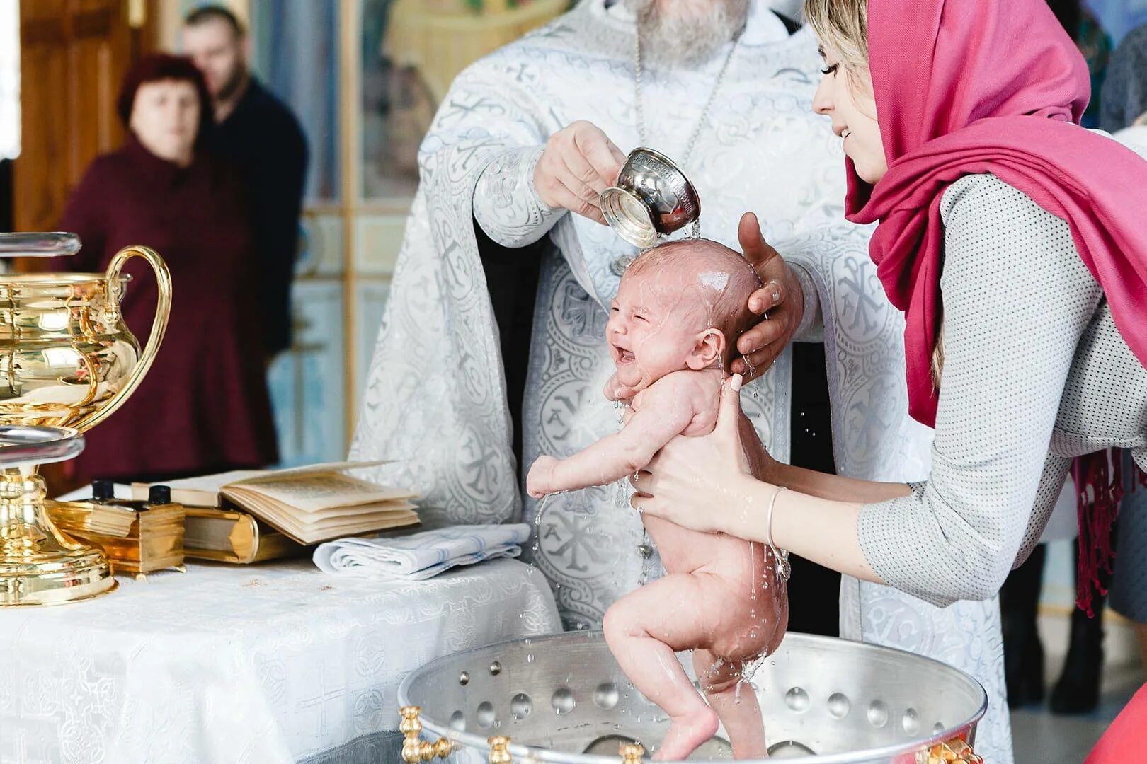 Крещение ребенка. Обряд крещения. Фотосессия на крестины ребенка. Таинство крещения фотосессия. В какие дни крестят детей в православной