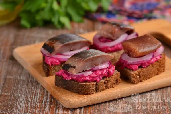 Брускетты с сельдью на бородинском хлебе. Брускеты с сельдью и свеклой. Брускетта с сельдью на бородинском хлебе. Бутеры со свеклой и селедкой. Бутерброд со свеклой и селедкой на хлебе.