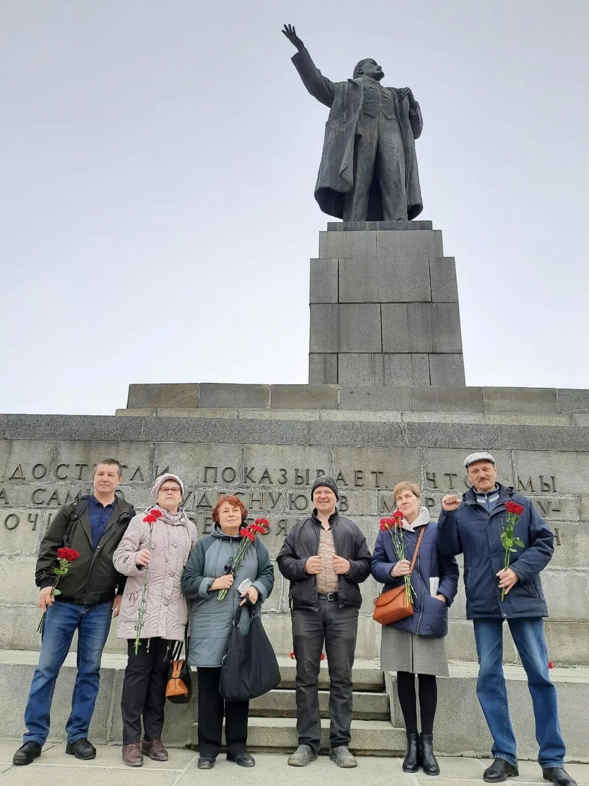 Памятник Ленину. Памятники Ленину в городах России. Памятник Ленину в Щелково. Ленин на митинге.