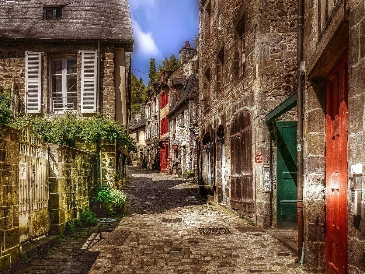 Самые красивые старые города. Город Динан Франция. Динан Франция улицы. Старинная улочка мощеная во Франции. Старинная улочка мощеная в Англии Португалии.