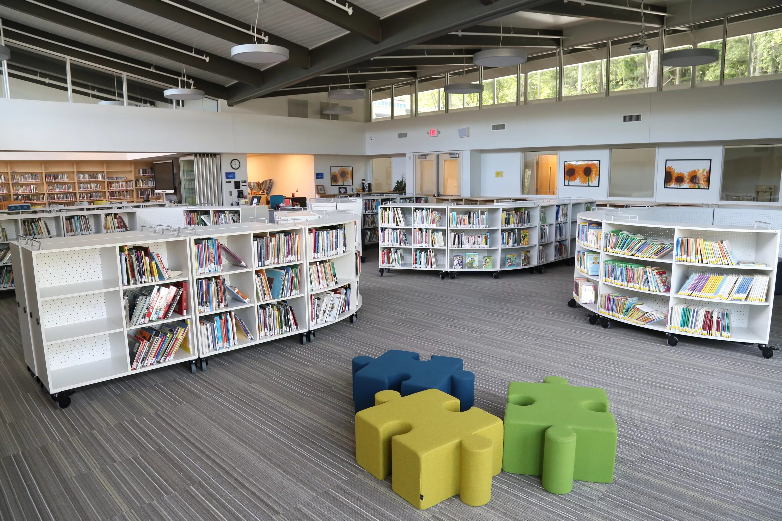 School library. Каролинская библиотека. Лов пространство в библиотеке. Библиотечные пространства Сбербанк.