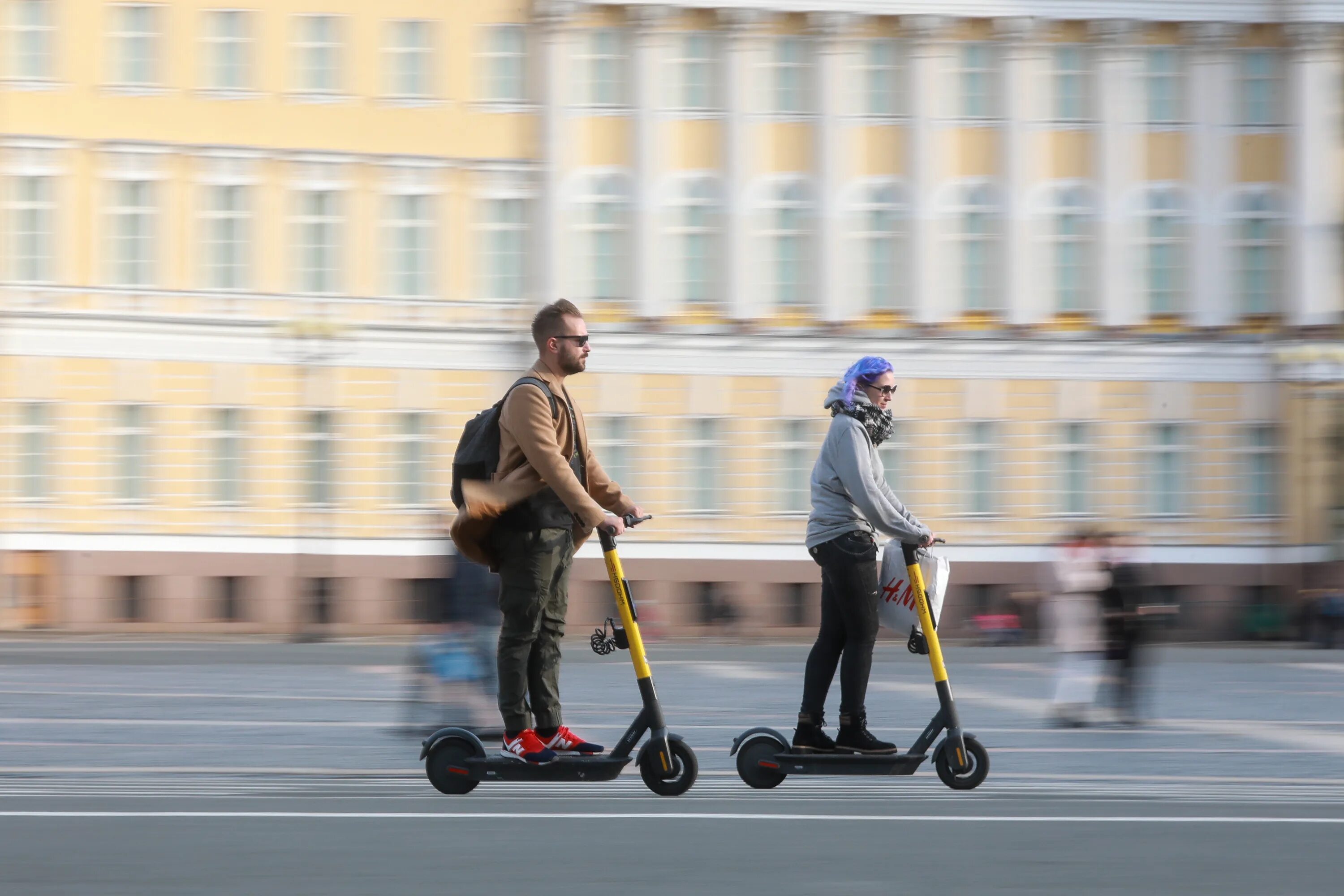 Самокат транспортное средство. Кататься на самокате. Самокат на тротуаре. Самокаты в Питере.