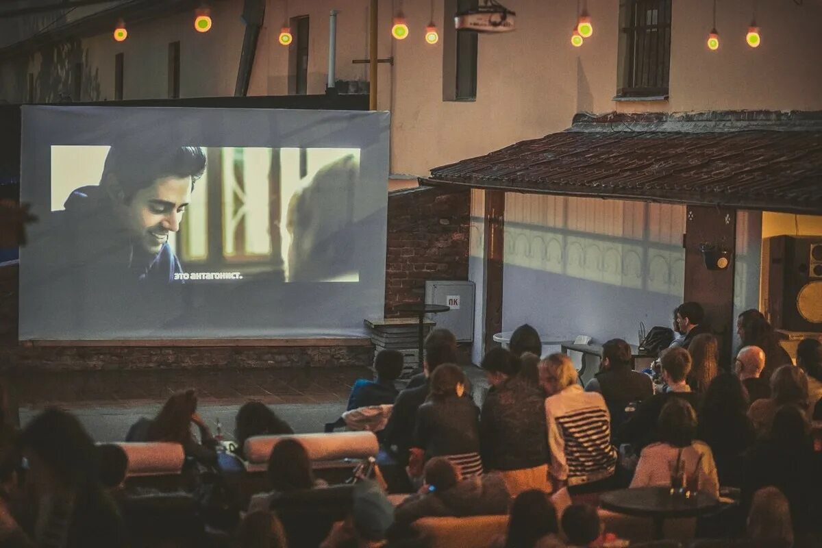 Roof Cinema (канал Грибоедова, 7) — кинотеатр на крыше-террасе. Кинотеатр на крыше Махачкала. Кинотеатр под открытым небом СПБ на крыше. Крыша 46 махачкала