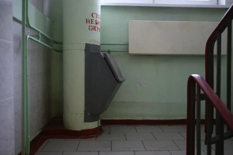 Контейнеры для мусоропровода. Мусоропровод из квартиры. Мусорный бак у подъезда. Забит. Мусоропровод.