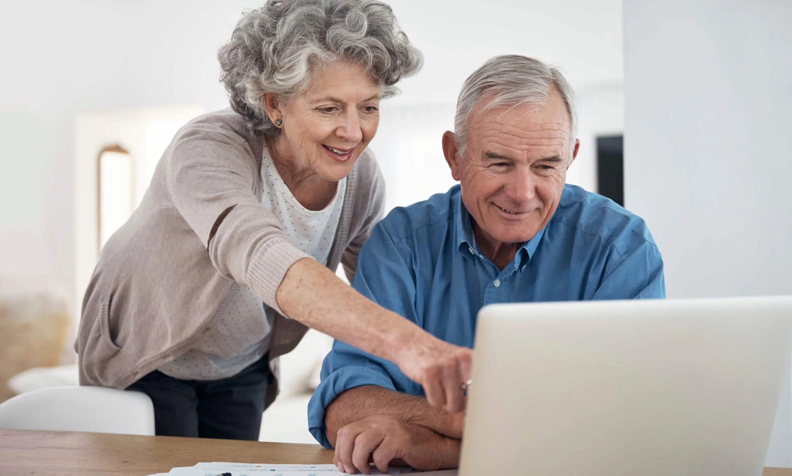 Бесплатные операций пенсионерам. Пожилой Возраст. Пенсионер. Пожилые в интернете. Пожилые люди и интернет.