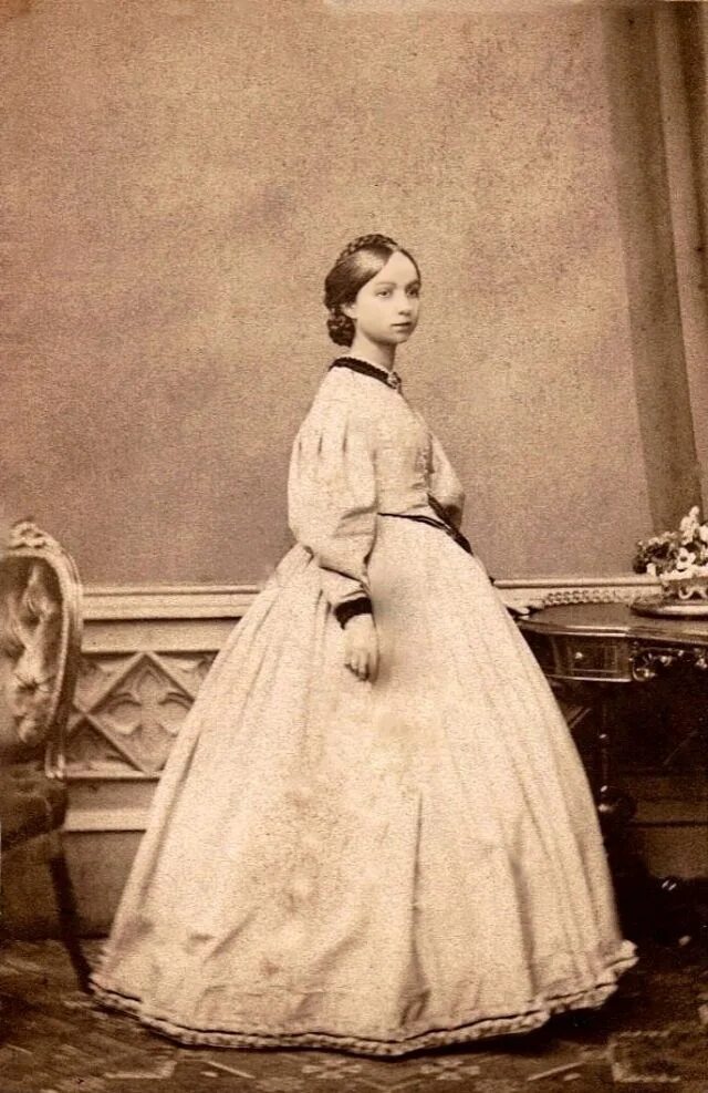 Что было 1860 х. Кринолин 1860 года. викторианская эпоха 1860. мода 1860-х годов россия островский. платья 1860-х годов.