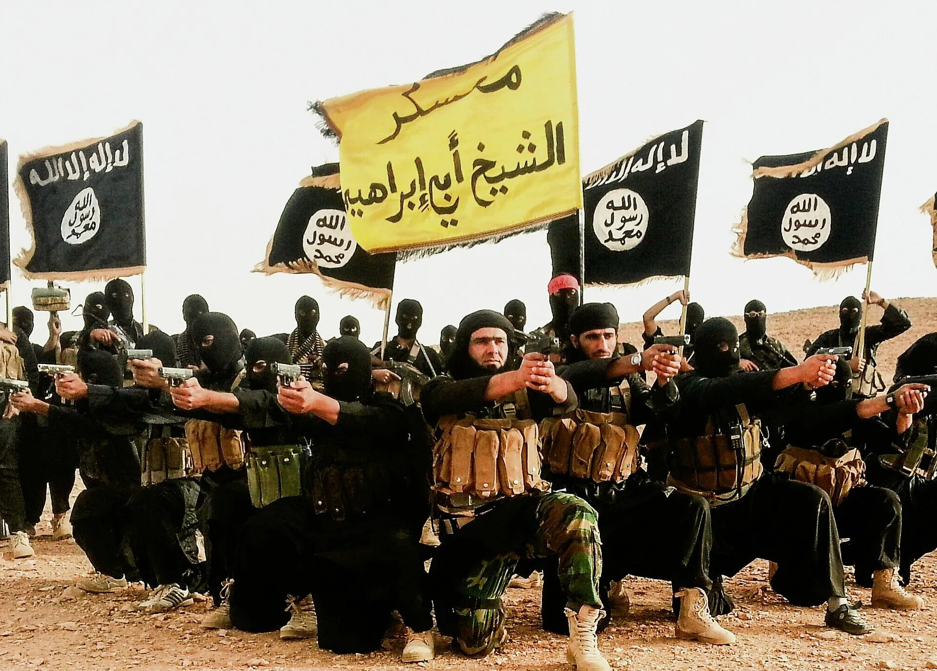 Исламские террористические организации. Боевики Исламского государства. Флаг ИГИЛ.