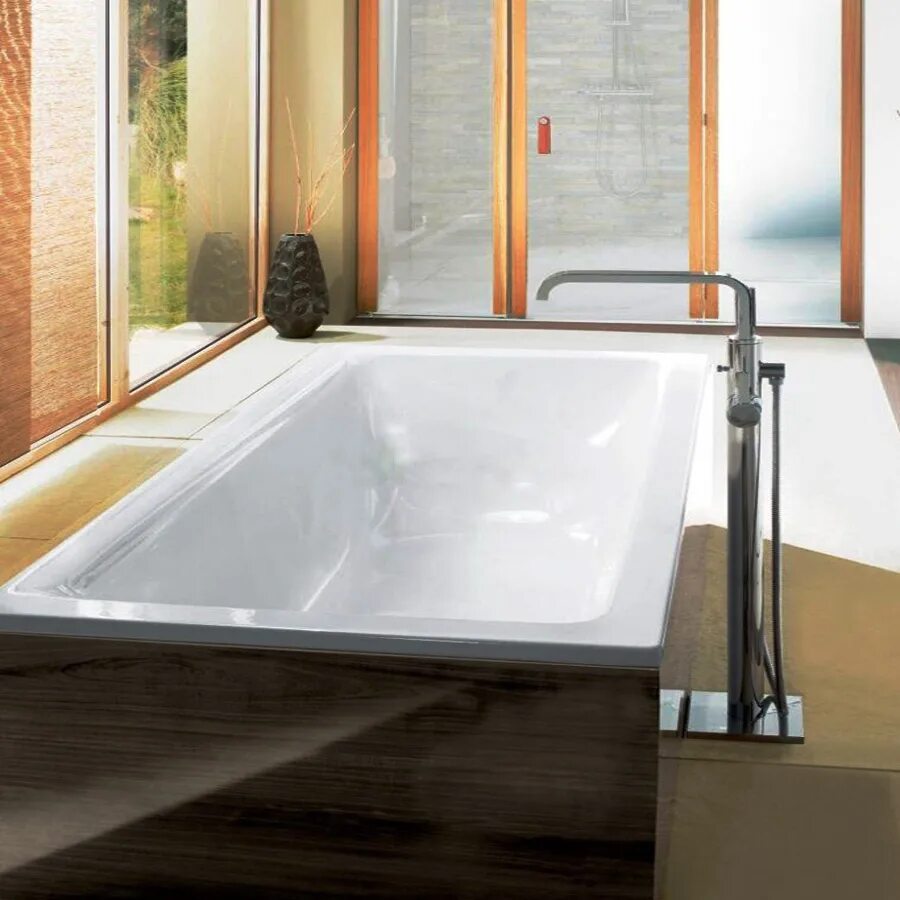 Ванна с длинным краном. Grohe 32754001. Grohe Bathtub. Кран напольный Grohe. Напольный смеситель для ванны.