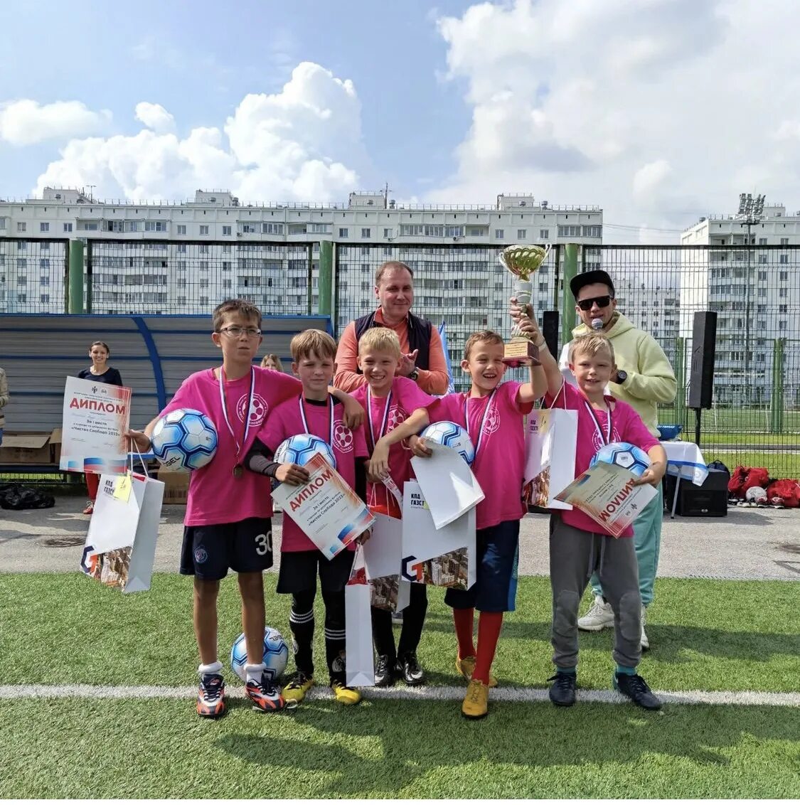 Чистый футбол. Любознательный ребенок. Любознательный ребенок. Получить юный. Получить юный.