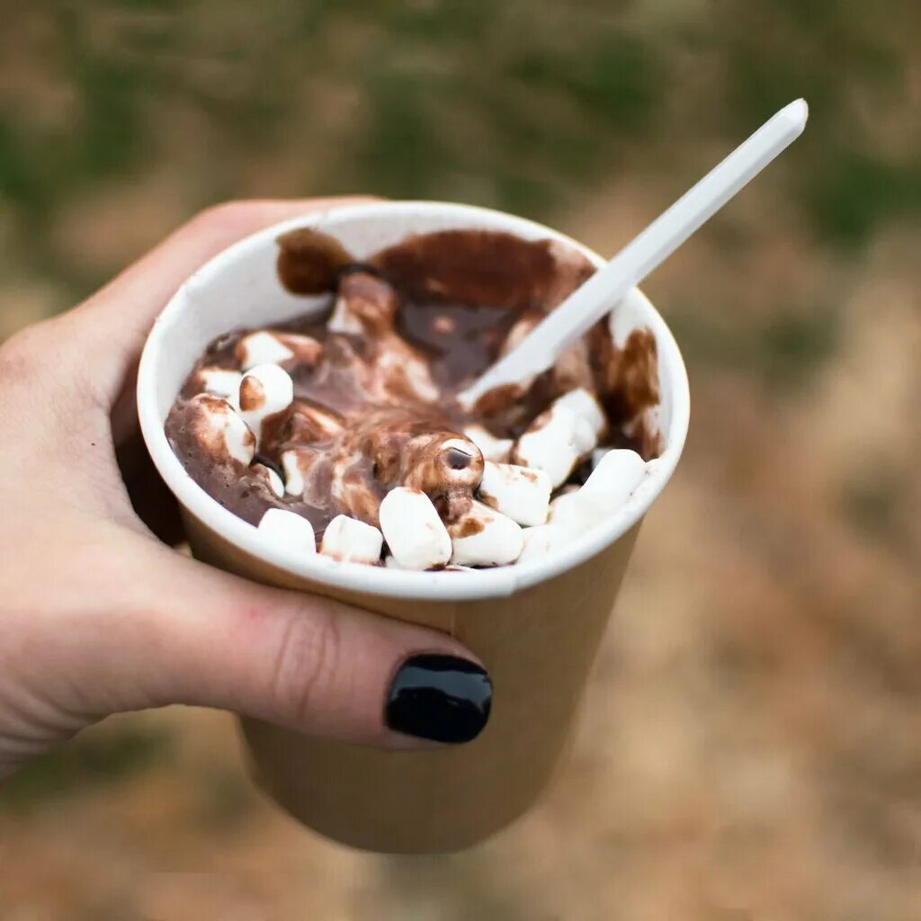 маленькое какао. горячий шоколад. горячий шоколад. чашка какао. какао напиток.