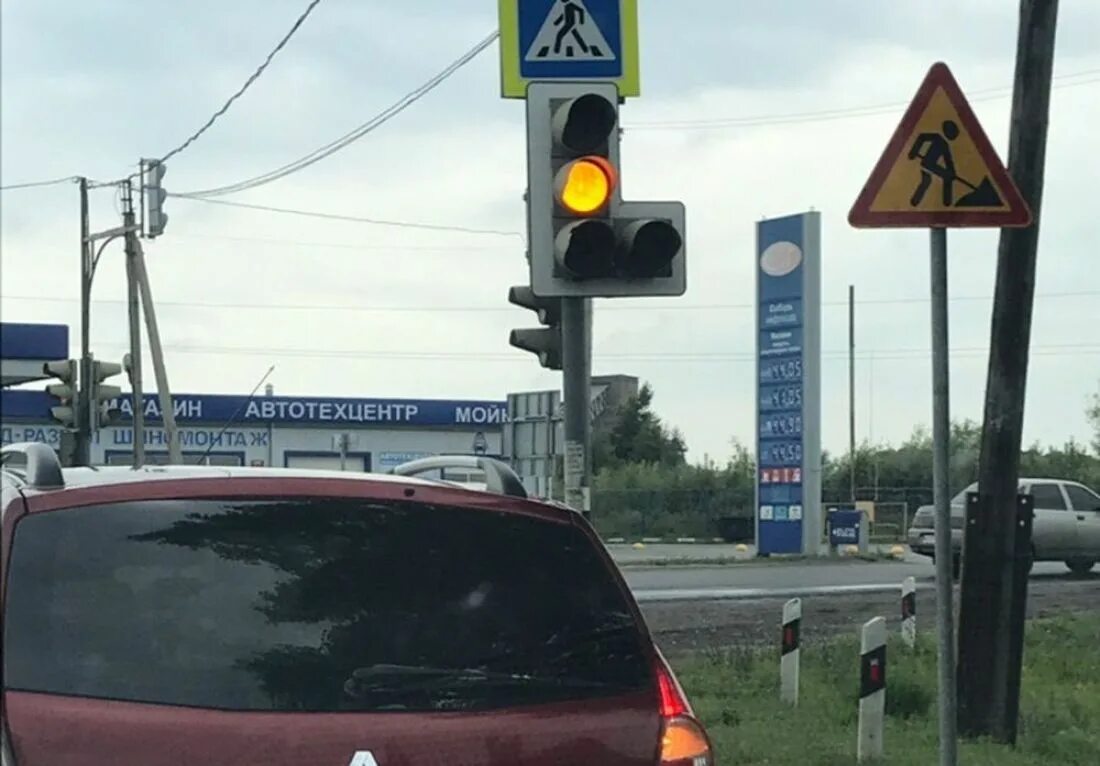 Светофор на столбе. Светофор на трассе. Светофор на улице. Выхлопная труба больше чем светофор. Светофоров разъезжаешь въезд на разгрузку жд.