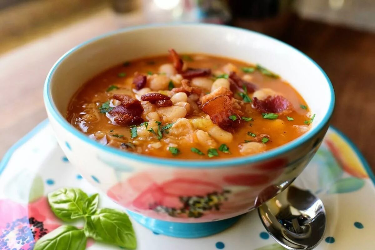Красный фасолевый суп с курицей. Фасолевый суп с красной фасолью. Фасолевая похлебка. Фасолевый суп (Боб чорба). Краковский суп.