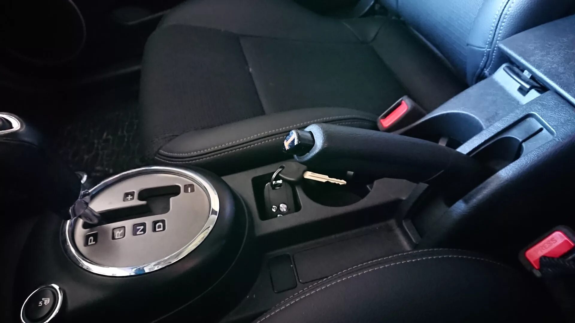 Что такое ручник. Hyundai i20 салон ручник. Ручник Хендай Соната кнопка. Honda Stream 2002 АКПП кнопка ручника. Подтяжка ручника Шевроле Каптива.