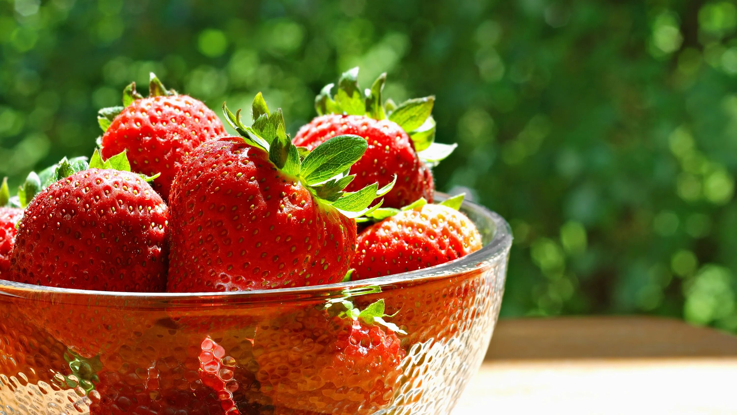 Сочная земляника. Клубника. обои на рабочий стол клубника. сочная клубника. клубника ягода.