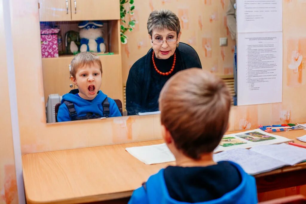 Получить образование логопеда. Занятия с логопедом в школе. Дефектолог. Логопункт в школе. Занятия с дефектологом.