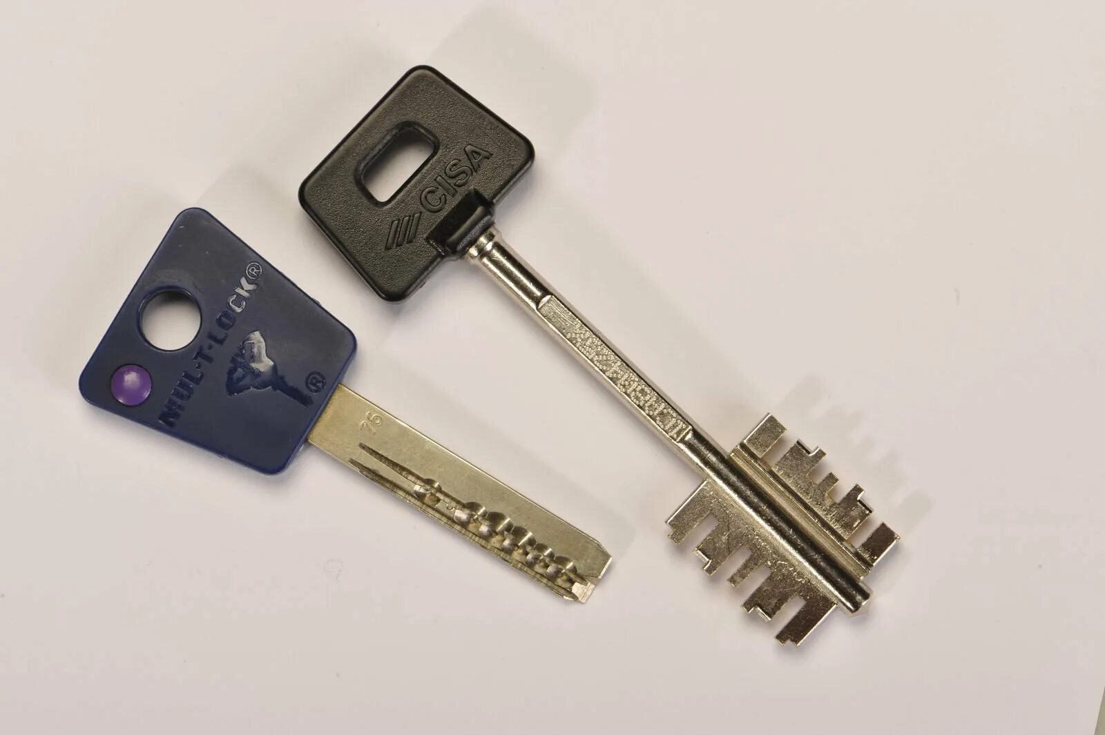 Какой тип ключа. Ключ ul-4 замок дверной. Сувальдный ключ выкидной. Ключ для сувальдного замка. Ключ замок ППП Vega.