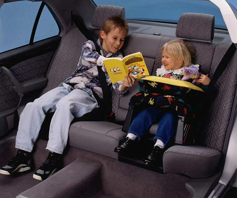 Можно ездить без фильтра. Автомобиль для детей. Ребёнок в автомобиле пристёгнут. Дети на заднем сиденье автомобиля. Ребенок в детском кресле.