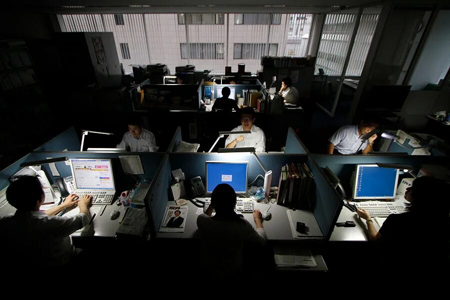 Офис ночь эстетика. Офис панорама. Компьютер в офисе. Офис картинки. Офис вечером.