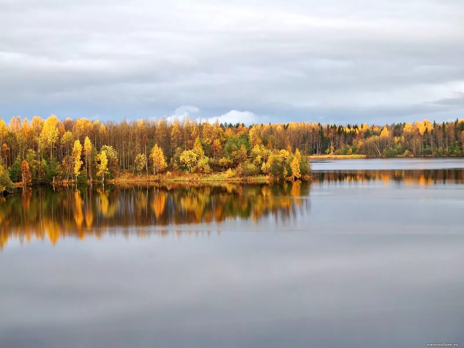 Св осень. Озеро Свято Тумботино осенью. Тумботино природа. Озерцо в лесу осенью. Озеро святое Тумботино легенды.